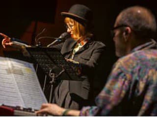 Silný štart Viva Musica v podobe Glassovej anti-opery mal úspech. Do Bratislavy dorazil pol storočia po premiére