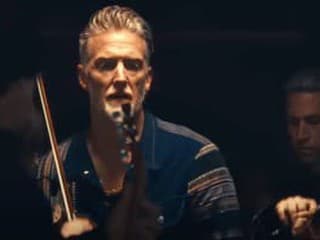 Queens of the Stone Age sprístupnili koncertný film Alive in the Catacombs na YouTube