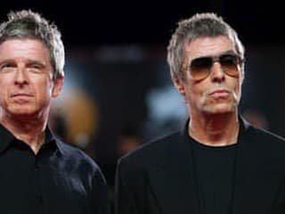 Oasis dojali Benátky. Film o ich návrate dostal osemminútový aplauz, Noel a Liam Gallagherovci sledovali ovácie spolu