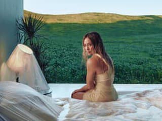 Hilary Duff spieva v novinke Roommates o rutine dospelosti a strate vášne