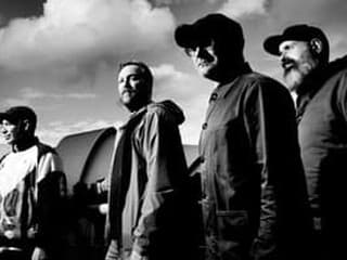 Mogwai spojili sily s Iggym Popom. Z robota, ktorý nechce len zarábať peniaze, urobili hrdinu novej skladby