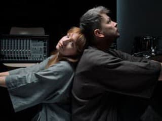 Život na autopilota aj návrat ku komunite. Duo 22:22 predstavuje singel Chill a Netflix