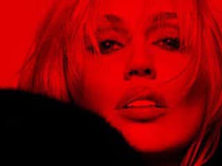VIDEO: Miley Cyrus vracia pop z displejov na parket. Bass Persuades volá po tanci