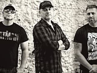 Non-Sequence vydáva album Odrazy. Trinásť skladieb na pomedzí nu-metalu, crossoveru a rocku