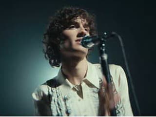 Sombr vymenil lo-fi úkryt za status rockovej hviezdy novej generácie