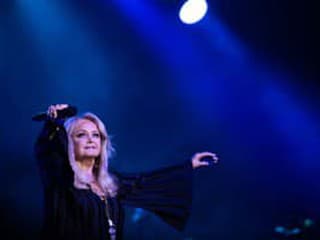 Bonnie Tyler sa prebrala z kómy, jej stav však zostáva vážny. Speváčka ruší celé letné turné