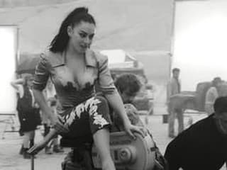 Charli XCX zverejnila poslednú ochutnávku pred vydaním albumu. V klipe k Camera režíruje Vincenta Cassela
