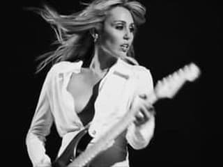 Miley Cyrus zahodila priezvisko, ohlásila nový album a návrat na pódiá