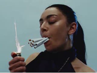 Mosh pit, rozbité gitary a koniec éry Brat: Charli XCX šokuje novinkou Rock Music
