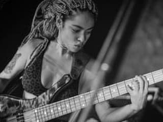 Mohini Dey a jej basová smršť si na Jarných Jazzákoch vyslúžili búrlivé ovácie