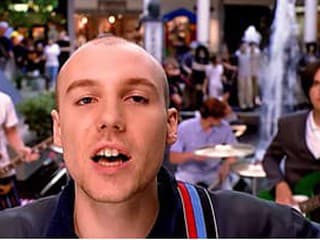 New Radicals vydali po 28 rokoch novú skladbu. Návrat legendy jedného hitu sprevádza filmová romantika