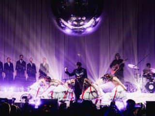 Keď sa rocková energia stretne s folklórom. Billy Barman a Dievčatá zo SĽUK-u odohrajú tri vianočné koncerty