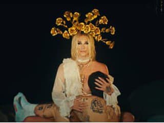 Párty s tematikou Poslednej večere: Kesha zverejnila poriadne pikantné video Boy Crazy