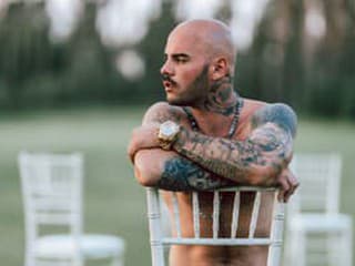 Po ťažkom boji s chorobou Majself oslávi život na svojom najväčšom koncerte. Ako hostí si pozval Desmod aj Nelu Pociskovú