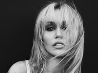 Miley Cyrus predstavuje očakávaný desiaty štúdiový album Bass Persuades aj videoklip Let's Get Married