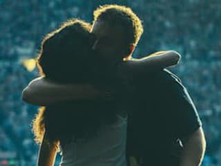 Sam Fender pozval Oliviu Dean pred 82-tisícový dav v Londýne. Teraz vydávajú duet Rain Me In