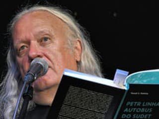 Držiteľ Radio_Head Awards Petr Linhart nastupuje do Autobusu do Sudet a mieri do Šénau