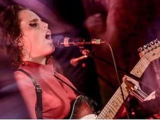 Anna Calvi kladie v novinke Is This All There Is? veľké otázky