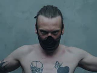 Mimo radar: Jamie Bower sa presunul od hollywoodskych zloduchov k temnote v štýle Nicka Cavea