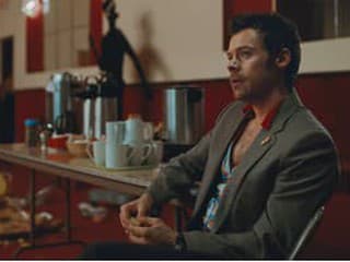 Harry Styles chcel z Coming Up Roses vianočnú pieseň. Vo videoklipe napokon učí neznámych ľudí tancovať