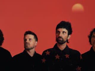 Kasabian odkladajú nový album. Fanúšikom však čakaniu uľahčujú singlom Superpowers