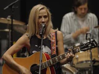 Sheryl Crow vydala nový album Pick You Up. Ponúka sedem piesní o dnešnom svete aj potrebe blízkosti