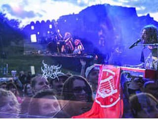Hrad Devín po druhýkrát ožil festivalom Sútok. Pozrite si slnečný fotoreport Martiny Mlčúchovej