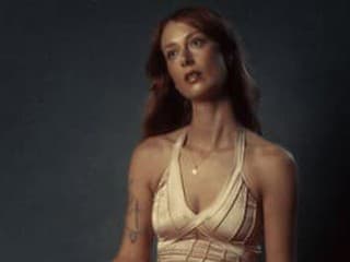Mimo radar: Grace Cummings pracuje s hlasom na hrane nepohodlia a premieňa folk, blues aj art rock na surové emotívne divadlo