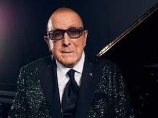 Zomrel Clive Davis. Muž, ktorý objavil Whitney Houston a formoval zvuk niekoľkých generácií