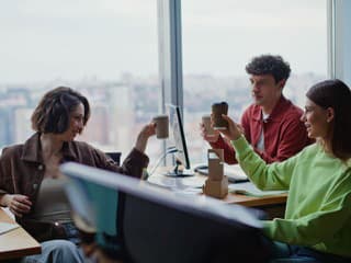 Už od rána spieva? Ako prežiť prehnane energického kolegu, keď vy ste ešte len pri prvej káve