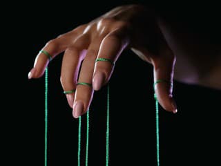 Nestaňte sa bábkou v cudzích rukách: Ako odhaliť rafinované techniky manipulátorov?