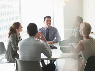 Koncoročné hodnotenia zamestnancov, ktoré menia pravidlá hry: prečo už samotné KPI nestačia