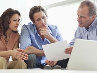 Výplata sa vám rozplynie rýchlejšie než príde? Prečo je investovanie lepšia voľba než bezhlavé míňanie