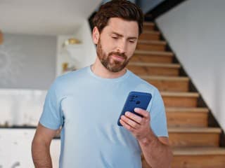 Šéf vám píše večer či cez víkend? Možno robíte chybu, ktorá vás stojí energiu aj rešpekt