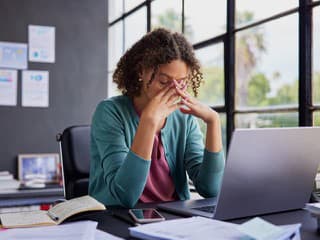 Globálne konflikty zasahujú aj do práce: Viac ako 40 % Slovákov priznáva rozptýlenie, ženy a vysokoškoláci najviac