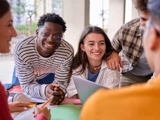 Prečo si mladí profesionáli masovo vyberajú „gig economy“ miesto stabilnej práce: Odhalené tajomstvá trendu