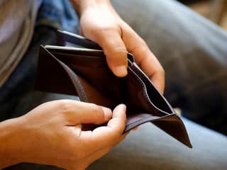 Takmer každému piatemu Slovákovi nezostane z výplaty ani euro. Najhoršie sú na tom nízkopríjmové domácnosti a ľudia s nižším vzdelaním