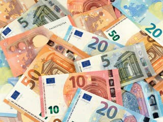 Kto dostane 800-eurové odmeny? Vláda schválila mimoriadne výplaty pre desaťtisíce zamestnancov