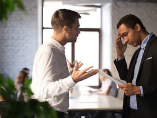 Neprajník vo vašom okolí? Ako sa nenechať zdržiavať kolegom, ktorí vám závidia úspech