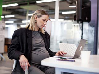 Nie je ešte čas hovoriť o tehotenstve? Pozrite sa, kedy a ako to oznámiť zamestnávateľovi, aby ste si zachovali pokoj a istotu v práci