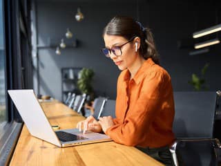 Nemôžete si nájsť prácu vo svojom regióne? Možno ju hľadáte na nesprávnych miestach