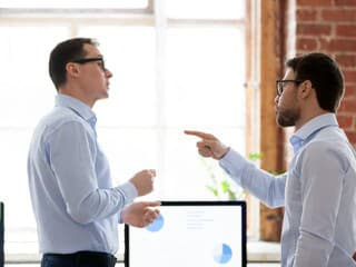 Vedia Slováci riešiť konflikty v práci? Výsledky prieskumu vás prekvapia