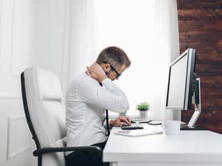 Týchto 5 vecí robíte každý deň v práci a ani neviete, že vás pomaly ničia. Pozor, toto zažíva väčšina z nás