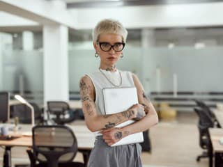 Máte tetovanie a hľadáte si prácu? Ako to môže v dnešnej dobe ovplyvniť váš pohovor