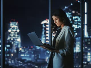 Ste v práci dlhšie než treba? Trend odhaľuje, prečo ľudia pracujú zbytočne veľa