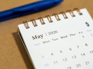 Chaos okolo 8. mája: Musíte ísť do práce a máte nárok na príplatok alebo dovolenku?