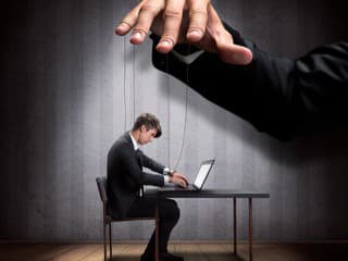 5 jemných znamení, že sa vás niekto snaží zmanipulovať a ako sa ubrániť