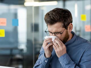 Prežijete chrípkové obdobie v práci bez ujmy? Toto robí väčšina ľudí zle