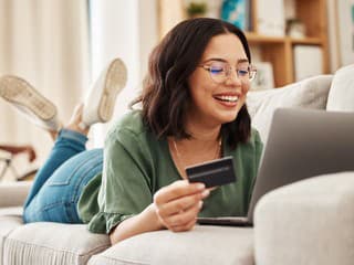 Slováci podceňujú riziká online nákupov, podvod zažil takmer každý druhý