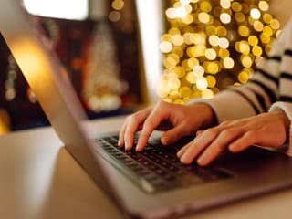 Práca počas sviatkov: Ako získať odmenu alebo voľno bez stresu